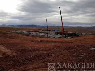 Глава Хакасии осмотрел строительную площадку детского сада на 260 мест в Ширинском районе