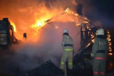 В Абакане горели надворные постройки