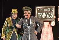Кабато (Юлия Чепашева) и Акоп (Юрий Майнагашев) хорошо торгуются и на рынке, и в любви. 
