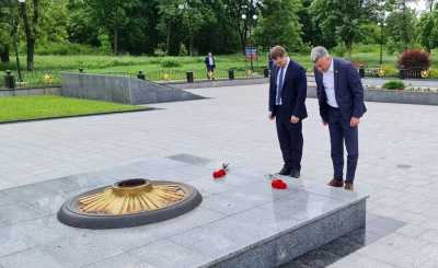 Валентин Коновалов возложил цветы к Мемориалу скорби и почтил память героев