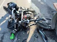 Момент столкновения мотоцикла и Lexus LX570 в Абакане попал на видео