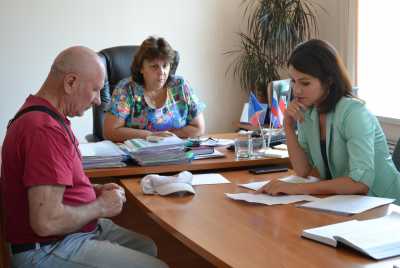 Министр экономического развития республики Татьяна Пауль рассматривает варианты решения проблемы черногорца Бориса Флеера
