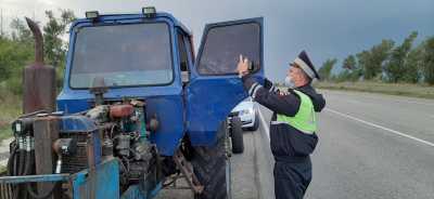 Тонированный трактор привлёк к себе внимание в Хакасии