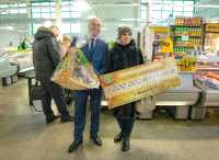 В Хакасии миллионному покупателю на сельхозрынке подарили 10 килограммов фруктов