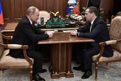 Правительство России во главе с Медведевым уходит в отставку
