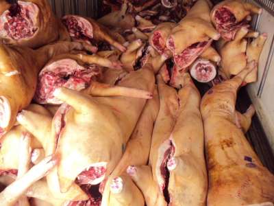 В Хакасии неправильно перевозили свинину и колбасу