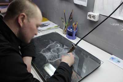 В Хакасии заключенные учатся гравировать на стекле