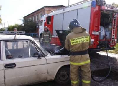 В Усть-Абакане огнеборцы потушили горящий автомобиль