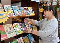 Сотрудница городской детской библиотеки Абакана Саяна Сорокина заранее начинает готовить фонд к переезду. После ремонта коллекция литературы пополнится новыми изданиями в 4D-формате и интерактивными детскими энциклопедиями. 