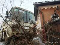 В Минусинске автобус врезался в мусорный бак и дерево рядом с жилым домом