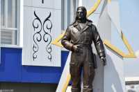 В аэропорту «Абакан» открыли памятник Василию Тихонову