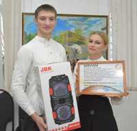 За свою работу Егор Кульнев и Регина Сусина получили диплом победителей и портативную bluetooth-колонку. 