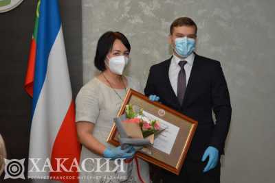 Глава Хакасии вручил награды медицинским работникам