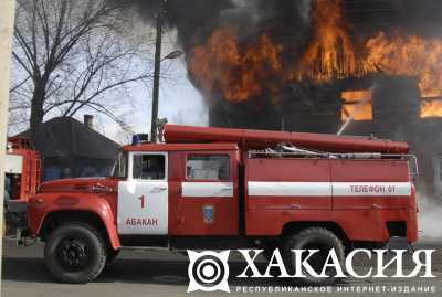 В Хакасии на заимке огнеборцы несколько часов тушили сено