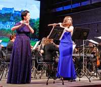 Для абаканской премьеры концерта Дениса Хорова Ирина Стачинская (справа) пригласила солистку хакасского симфонического оркестра Марину Дорину. 