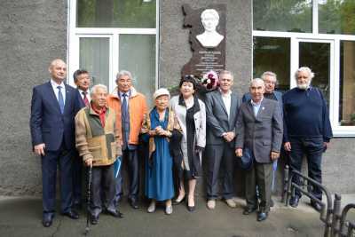 В Хакасии установили мемориальную доску Степану Майнагашеву