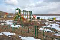 Территорию засыпали песком, обновили часть ограждения, установили тренажёры и турники, игровую площадку для детей. 