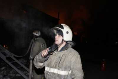 Черногорские пожарные укротили пламя в здании