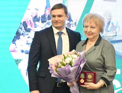 Глава Хакасии Валентин Коновалов вручил орден «За заслуги перед Хакасией» Ольге Левченко. 