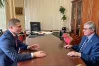 Глава Хакасии встретился с вице-президентом Всероссийского общества слепых