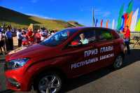 Борец курес уехал с Тун пайрама на автомобиле от главы Хакасии
