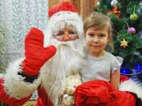 Росгвардейский Дед Мороз постучался в дома многодетных семей в Хакасии