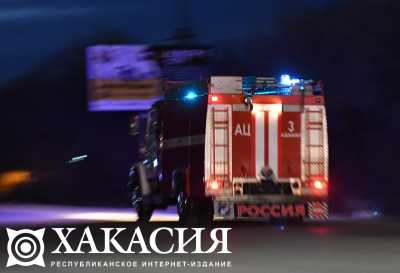 В Хакасии ночью 8 человек тушили жилой дом