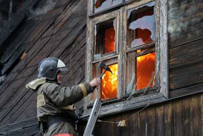15 сельчан эвакуировались из загоревшегося дома в Хакасии