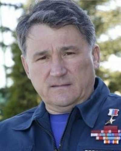 Глава Хакасии поздравил заслуженного спасателя России