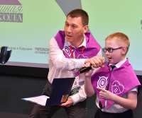 Дмитрий Павленко с сыном Иваном Павленко представляют свой проект на всероссийском конкурсе «Успешная школа». 