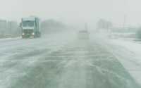 Снег осложнил дорожную обстановку в Хакасии