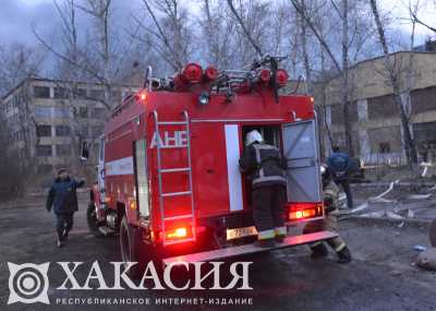 В Саяногорске огонь угрожал дому
