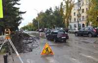 С середины лета улица Советская в Черногорске перекопана. К 20 октября подрядчик пообещал завершить все работы. 