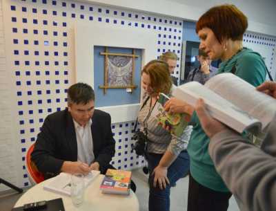 Юрий Абумов подписывает книги своим почитателям