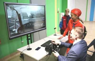 Глава Хакасии учился водить виртуальную машину