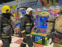 В Саяногорске спасали людей из торгового центра: учения пожарных
