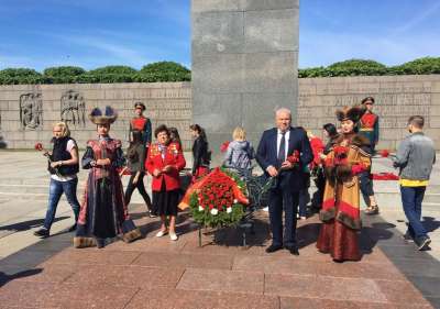 Глава Хакасии возложил цветы к мемориалу на Пискаревском кладбище