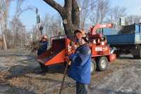 Водитель Иван Васильев четыре года работает в хозяйстве и знает, как сложно управляться с ветками без измельчителя. 