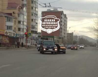 Авария как в анекдоте: в Абакане столкнулись внедорожник и Москвич