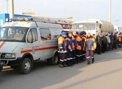 Спасатели выехали на поиски двух женщин с перевернувшегося катамарана