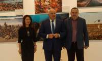 Глава Хакасии оценил фотовыставку в республиканском музейно-культурном центре