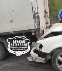 В Абакане Toyota подцепила грузовик