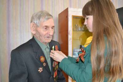 Школьники сделали для ветеранов Сорска броши