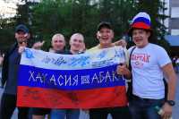 2 500 жителей Хакасии болели за Россию на Первомайской площади