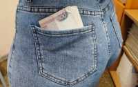 Сморил хмельной сон: из джинсов жительницы Хакасии пропала пачка денег