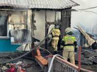 В Саяногорске горели два соседних дома и баня