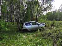 В Хакасии Toyota Vitz слетел в кювет, уходя от самосвала