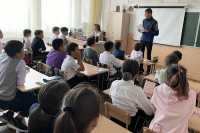 Инспекторы МЧС Хакасии рассказывают школьникам о безопасном поведении на водоемах