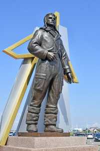 Монумент создавали большой командой. Гранит заказывали в Миассе, бронзовую фигуру отлил Красноярский литейный завод, а самолёт ­изготовлен на металлургическом заводе Челябинска. 