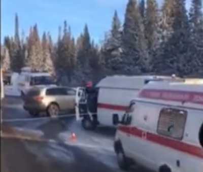 Спасатели и медики помогали пострадавшим в аварии на трассе Абакан-Красноярск